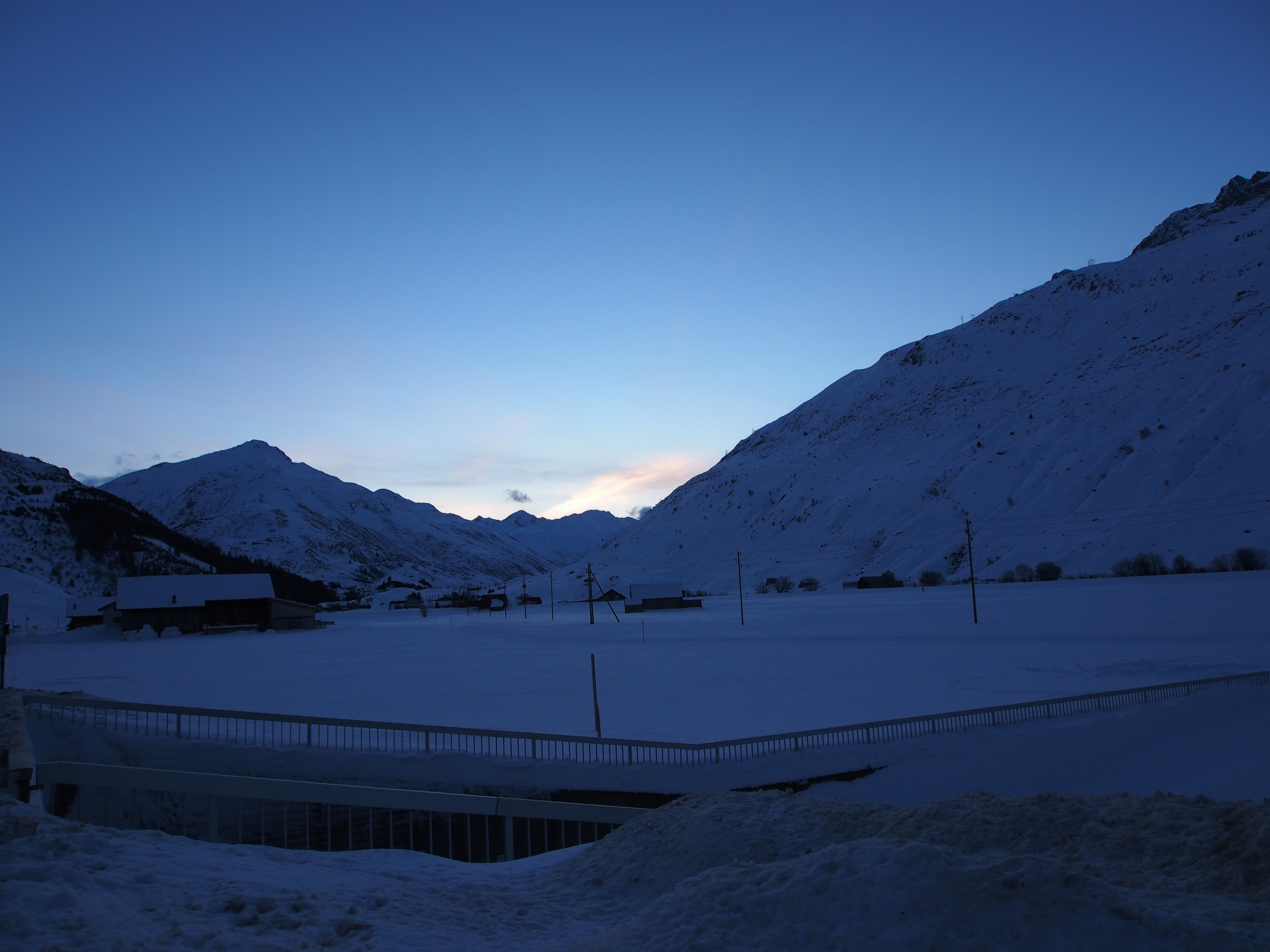 Hospental in der Abenddämmerung