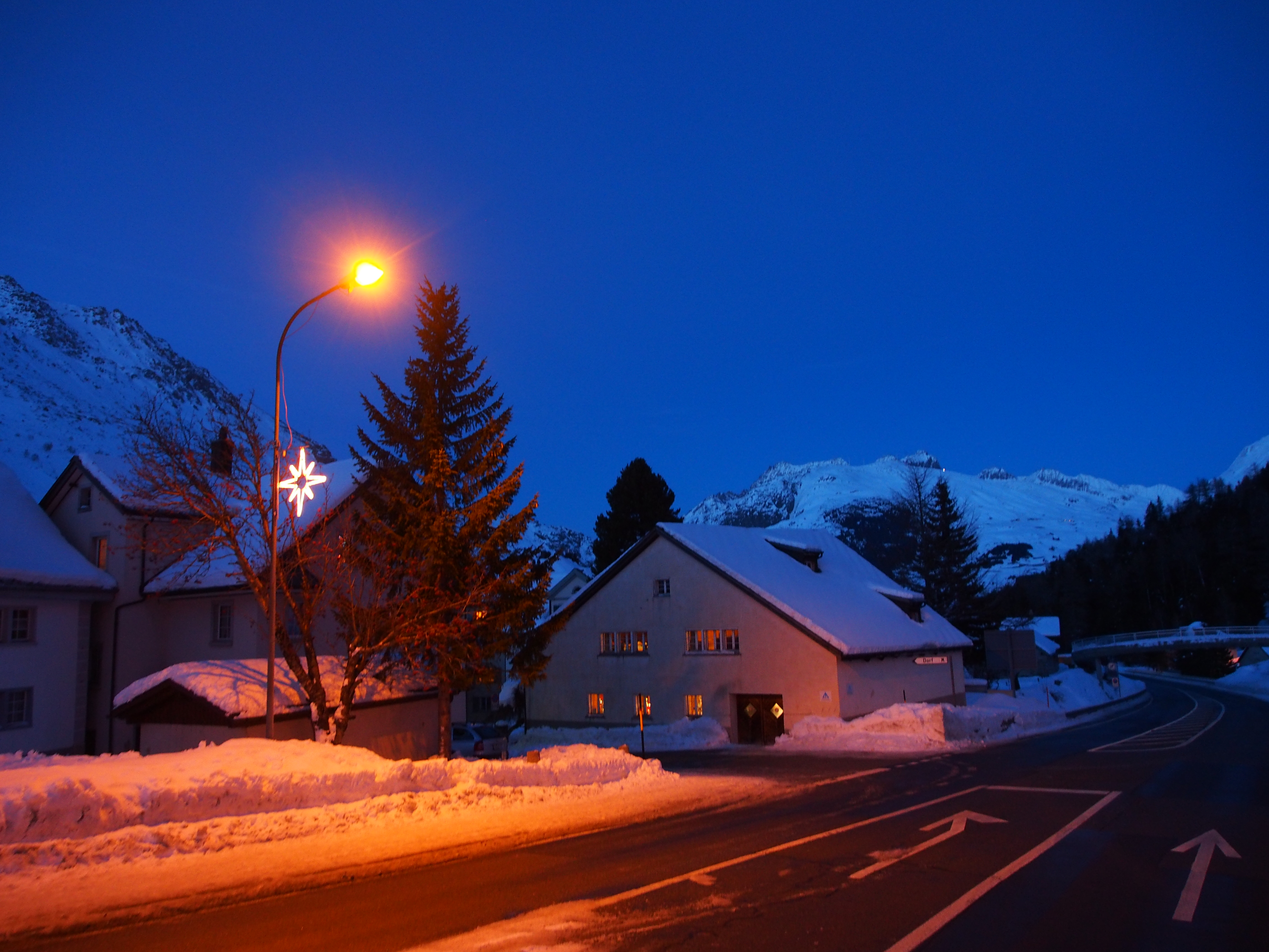 Jugendherberge Hospental bei Nacht