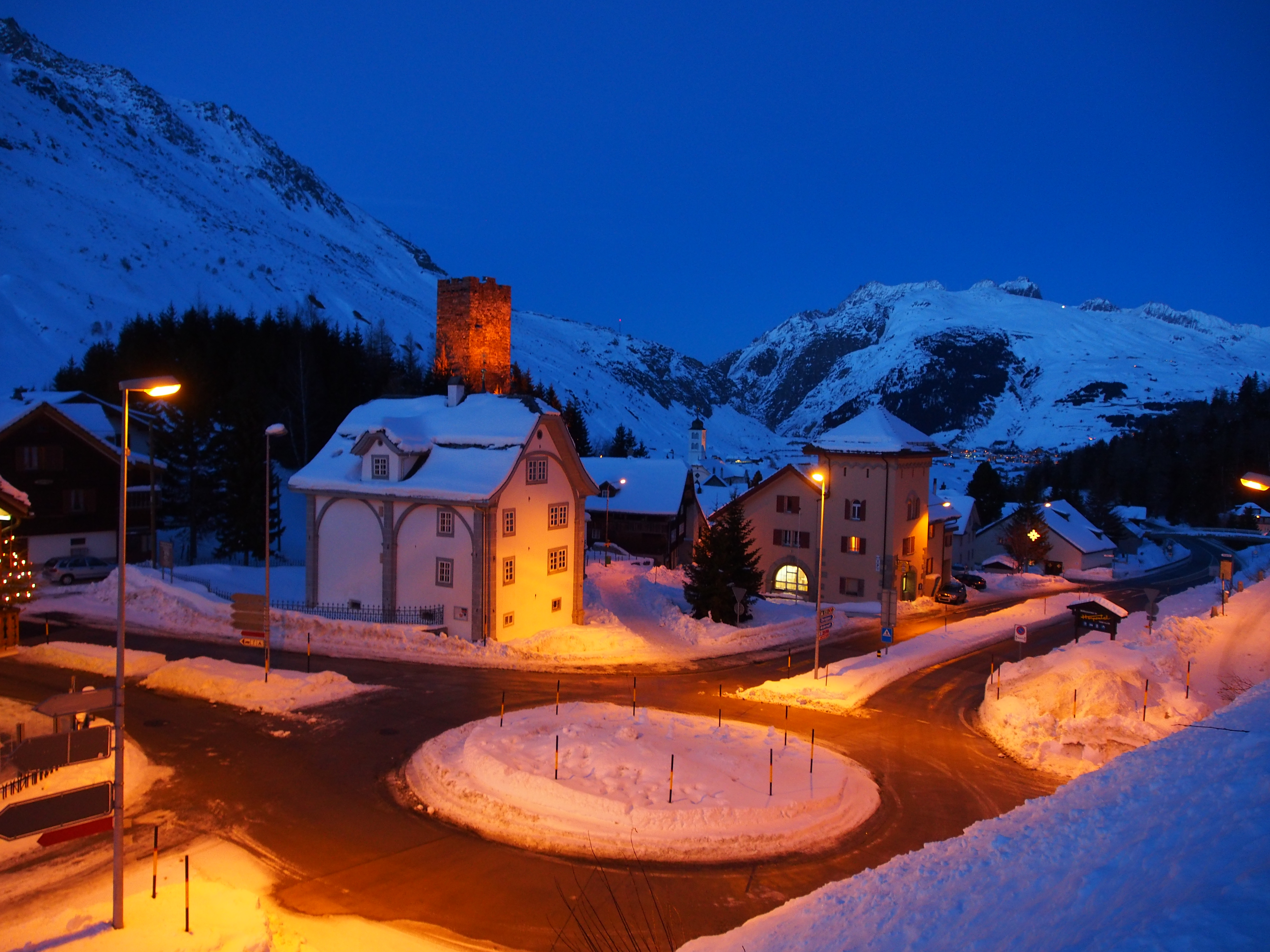 Dorfkreisel Hospental bei Nacht
