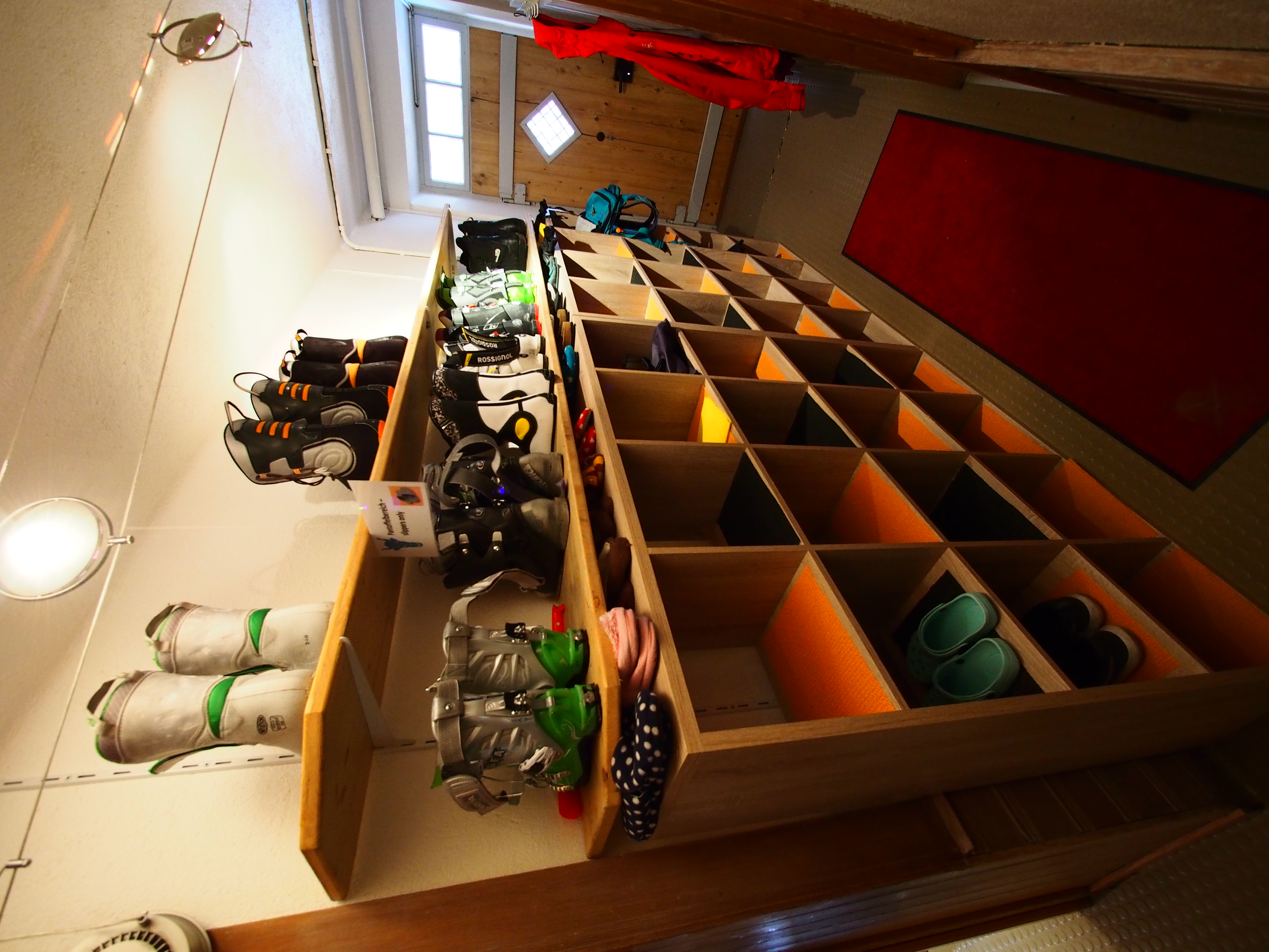 Ski- und Schuhabstellplatz