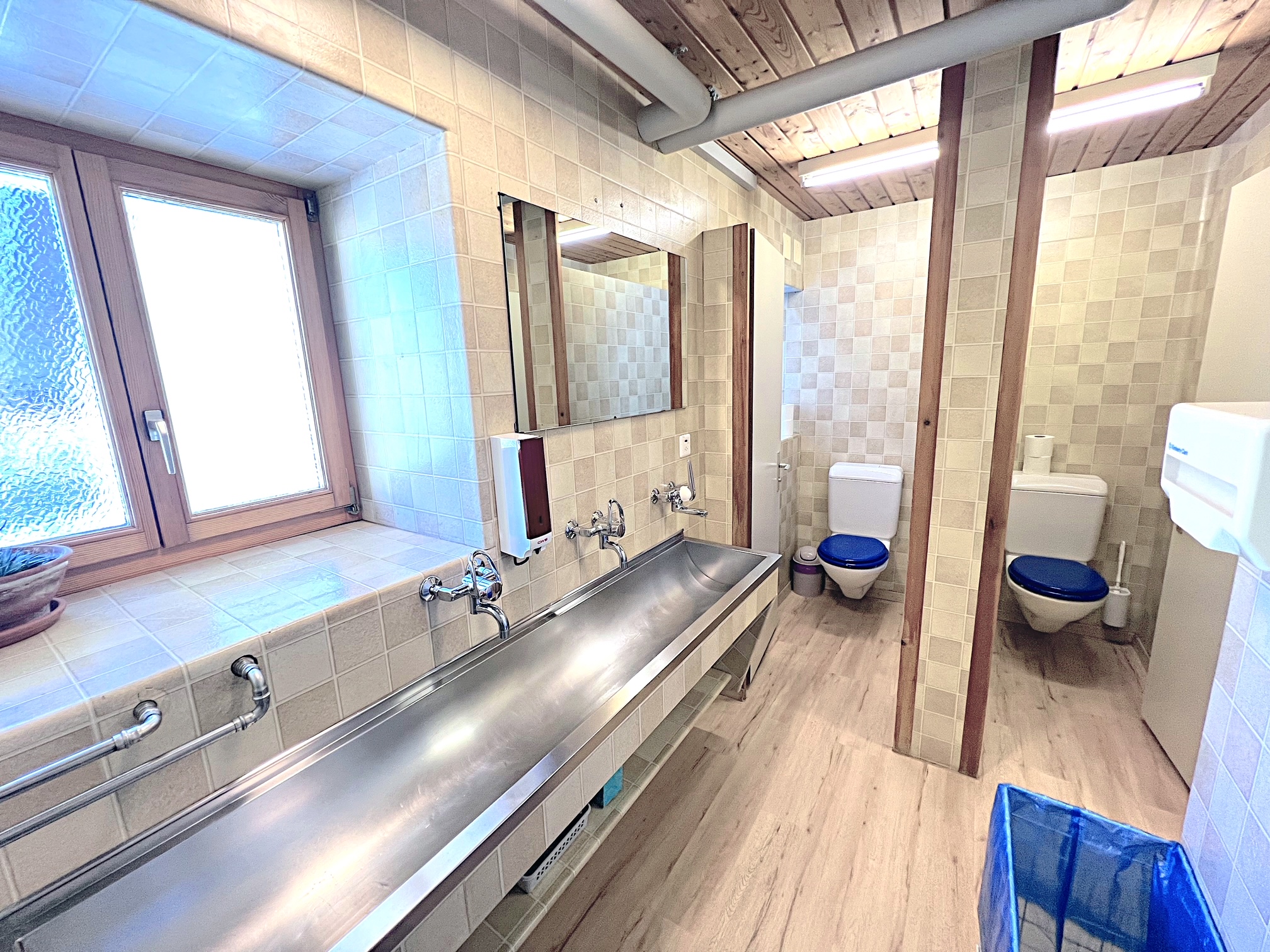 Waschsaal mit Toiletten