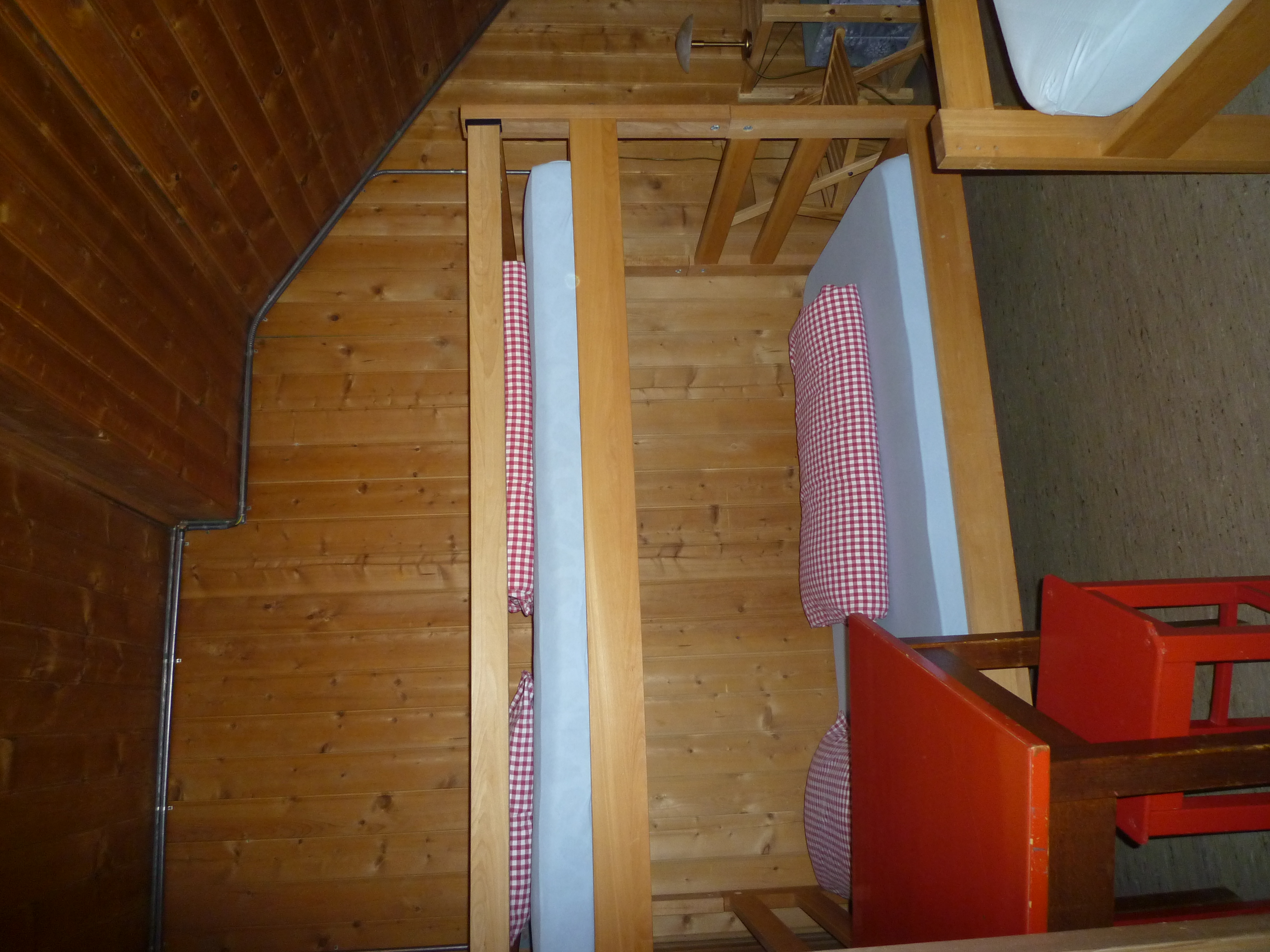 Zimmer mit Hochbetten